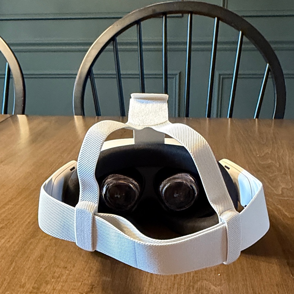 META QUEST 3S VR HEADSET - CONTROLLERS, CHARGER, AND TRAVEL CASE INCLUDED - Picture 2 of 6